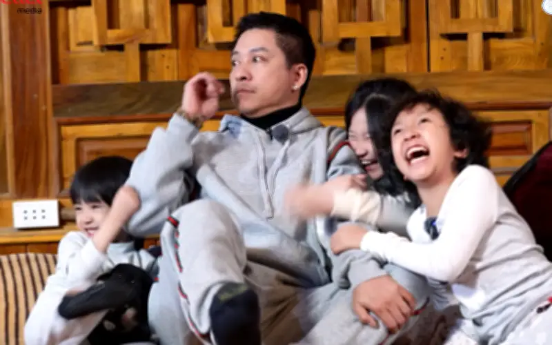 Con trai và con gái nhà Tuấn Hưng vui đùa cùng bố trên chương trình truyền hình thực tế