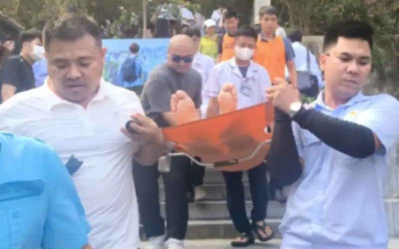 Cấp cứu du khách Trung Quốc bị ngất khi leo đảo Ti Top ở Vịnh Hạ Long