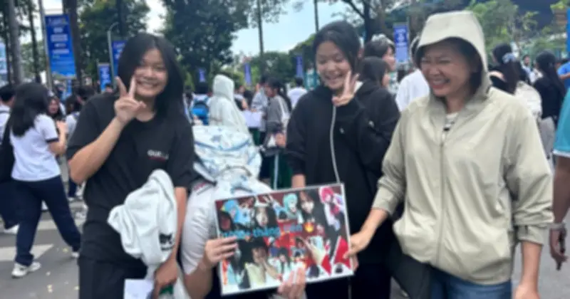 Cặp song sinh bất ngờ cổ vũ chị gái bằng bảng hình '1000+ thẳng tiến' tại điểm thi