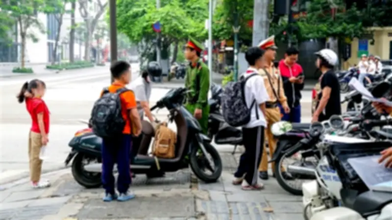 CSGT Hà Nội xử lý nghiêm phụ huynh dừng đỗ xe tùy tiện trước cổng trường