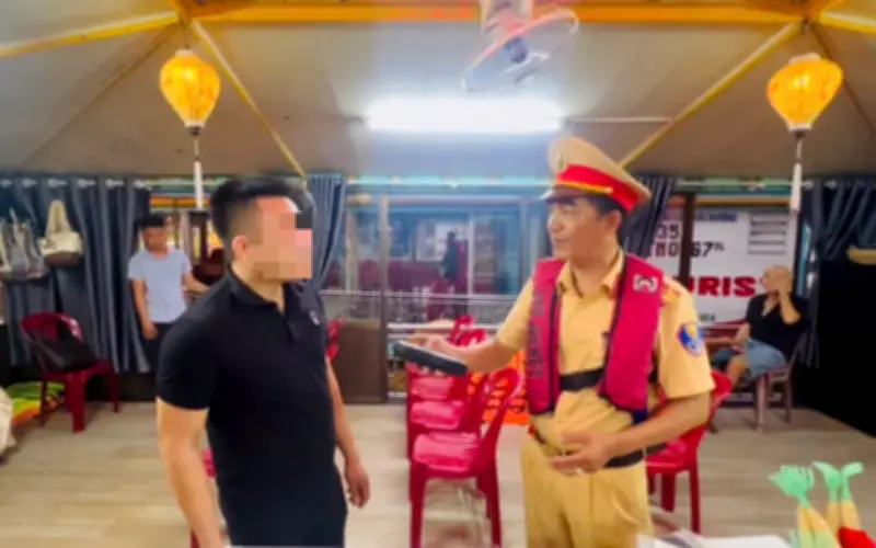 CSGT Huế siết kiểm soát điều kiện hoạt động thuyền rồng đảm bảo an toàn cho du khách