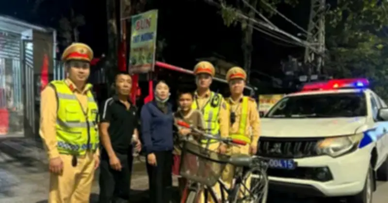 CSGT Quảng Trị phát hiện thiếu niên đi xe đạp lạc đêm khuya, đưa về với gia đình