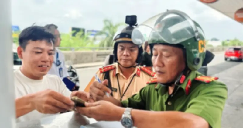 CSGT Tân Sơn Nhất phối hợp xử lý nghiêm vi phạm dừng đỗ xe trong sân bay