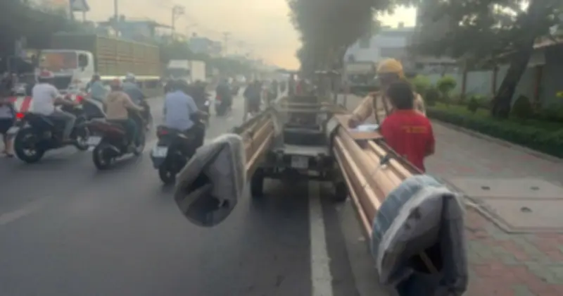 CSGT TP.HCM cảnh báo nguy cơ tai nạn từ xe ba bánh tự chế chở hàng quá khổ