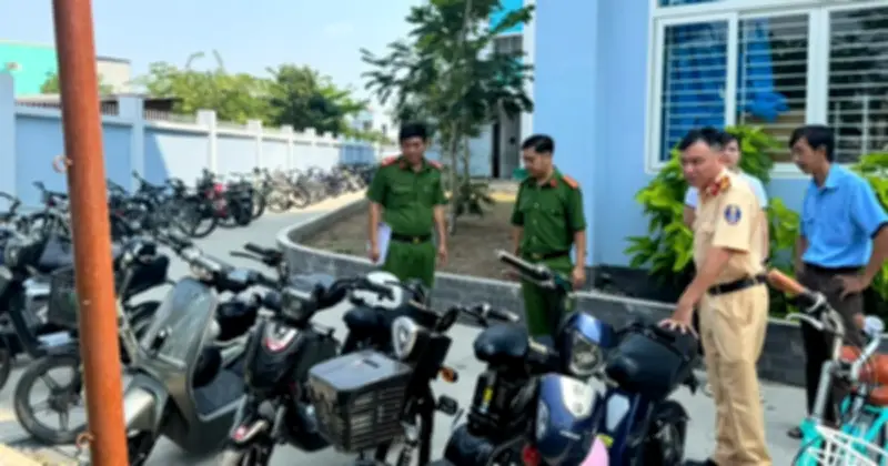 CSGT TP.HCM kiểm tra bãi xe trường học, phát hiện học sinh vi phạm quy định