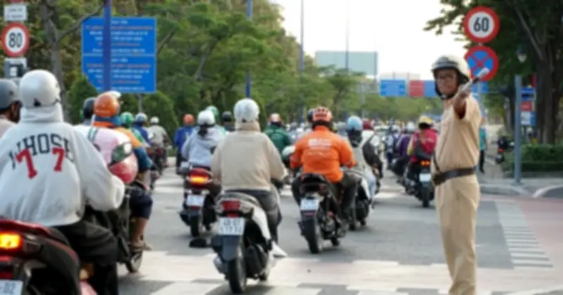 CSGT TP.HCM tăng cường điều tiết tại giao lộ Mai Chí Thọ - Trần Não để giải quyết ùn ứ