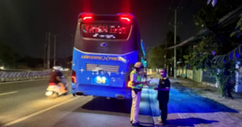 CSGT TP.HCM xử phạt nhiều tài xế xe khách vi phạm trên quốc lộ 13