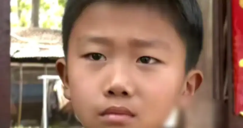 Cậu bé 9 tuổi ở Hà Nam dành phần thịt trưa cho ông nội, câu chuyện lay động lòng người