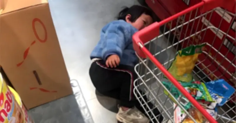 Cậu bé nằm lăn khóc đòi đồ chơi ở siêu thị: Bài học về sự nuông chiều