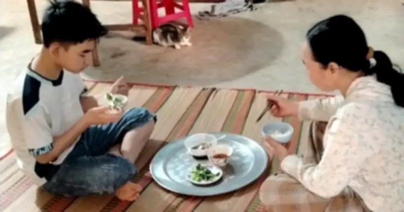 Cậu bé suy thận nghèo khó và ước mơ làm bác sĩ giữa bữa cơm rau luộc