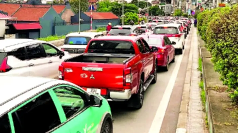 Cầu Chương Dương: Tình hình giao thông cải thiện nhưng vẫn ùn tắc giờ cao điểm