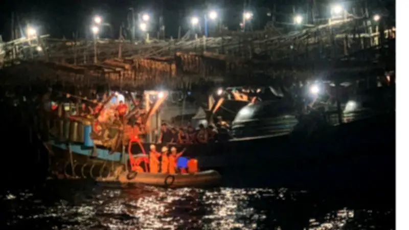 Cứu ngư dân uống nhầm axit ắc quy trên biển Nha Trang