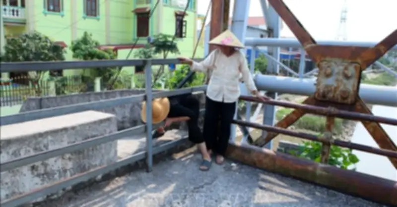 Cầu ở Ninh Bình bị cấm lưu thông, dân vẫn liều mình trèo qua