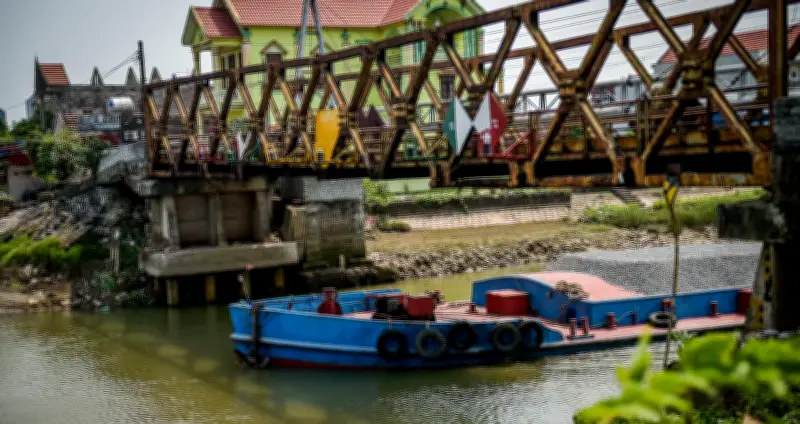 Cầu sắt Quần Liêu xuống cấp nghiêm trọng, người dân liều mình vượt rào chắn