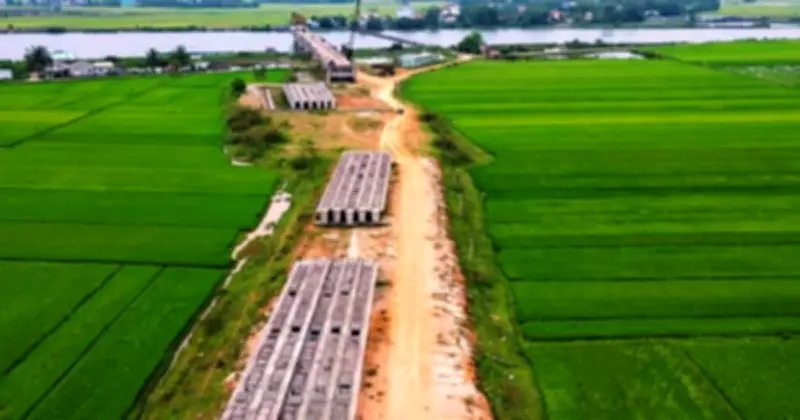 Cầu Tam Tiến 220 tỉ đồng 'treo' gần thập niên: Dân vẫn liều mình qua cầu máng tử thần