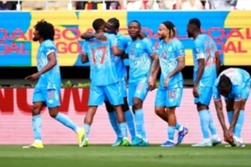 Cầu thủ CHDC Congo bơi trong tiền sau chiến tích giành vé dự World Cup