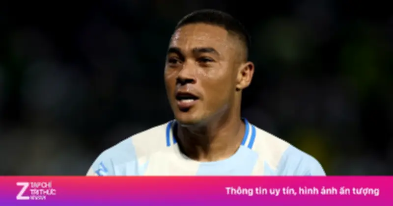 Cựu tiền đạo Tottenham đá hỏng 3 quả penalty trong 6 phút