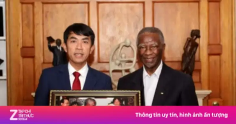 Cựu Tổng thống Nam Phi Thabo Mbeki nhận quà kỷ niệm từ gia đình Đại tướng Võ Nguyên Giáp
