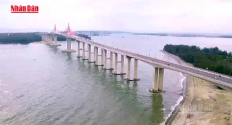 Cầu vượt biển dài nhất miền Trung chính thức thông xe