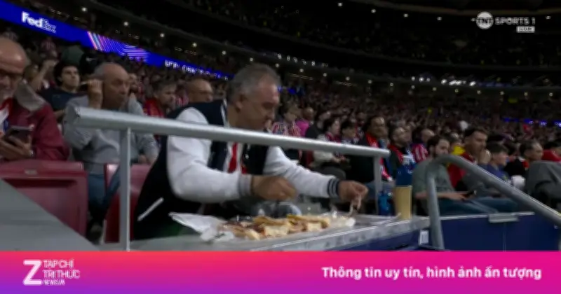 CĐV Atletico gây sốt với hành động làm bánh mì giữa trận bán kết Champions League