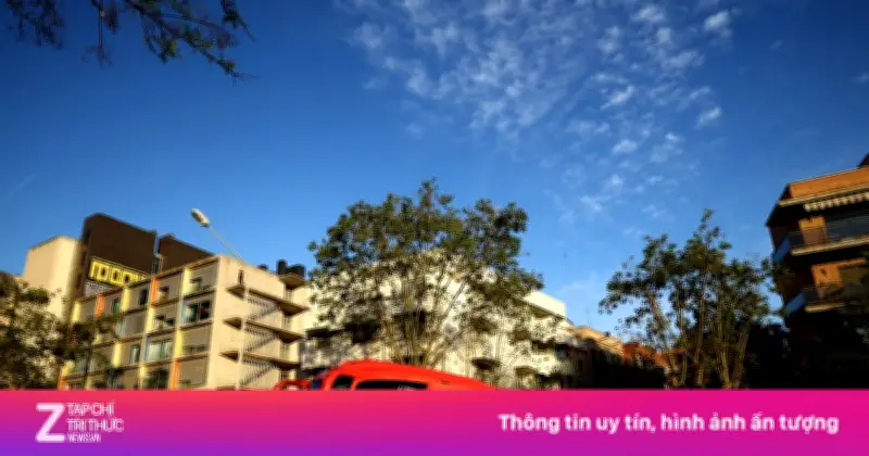 CĐV Barcelona gây náo loạn, đập vỡ kính xe buýt Atletico trước trận tứ kết Champions League