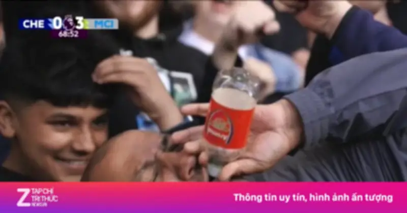 CĐV Man City Chế Nhạo Arsenal Bằng Hành Động 'Uống Nước' Gây Sốc Sau Trận Thắng Chelsea