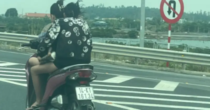 Danh tính 2 thiếu nữ đạp xe ngược chiều trên cao tốc ở TP.HCM