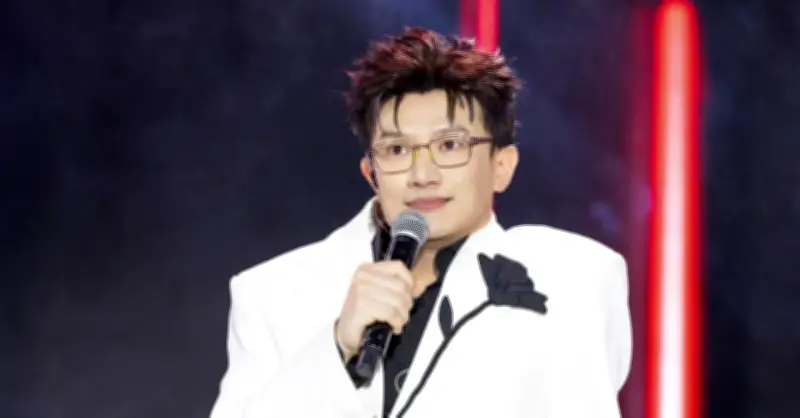 Dược sĩ hiến tượng mạng đi hát và làm trò lố: Sự việc gây sốc tại Hà Nội