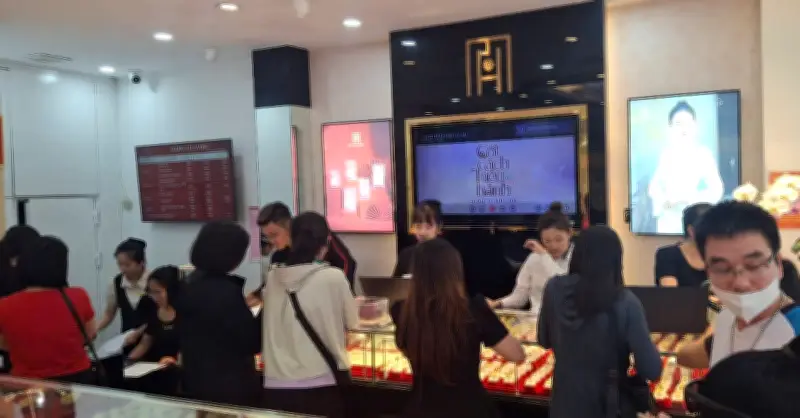 Diễn biến khác thường của giá vàng trong nước: Tiệm vàng xuất hiện cảnh lạ lùng