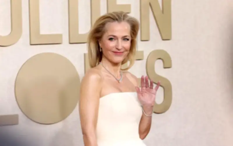 Diễn viên Sex Education gây ngỡ ngàng với nhan sắc ở tuổi U60