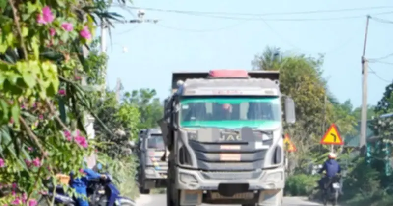 Dân Làng Hội Vân 'Tra Tấn' Bởi Bụi Và Tiếng Ồn Từ Xe Tải Dự Án Sân Bay Phù Cát