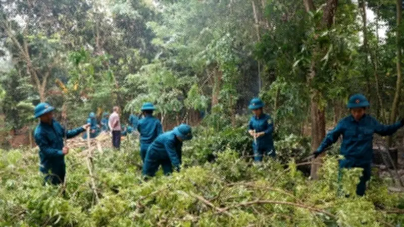 Dân quân Điện Biên hỗ trợ di chuyển nhà cửa, đẩy nhanh giải phóng mặt bằng dự án thể thao