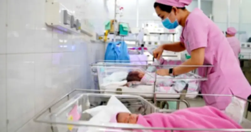 Dân số Việt Nam giảm mạnh: Người trẻ không dám sinh vì chi phí cao, chính sách chưa đủ hỗ trợ