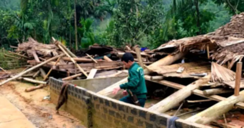Dông lốc làm sập nhà dân ở Thanh Hóa, nam sinh 13 tuổi tử vong