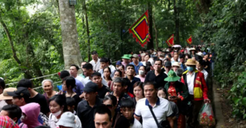 Dòng người đổ về Đền Hùng dâng hương trong ngày 9/3 âm lịch
