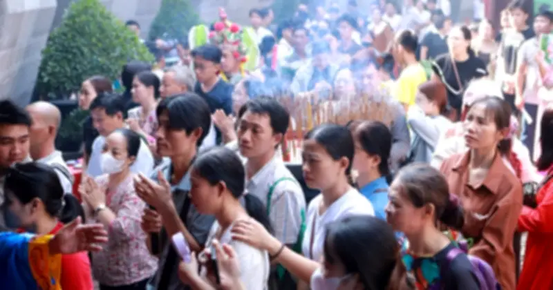 Dòng người đổ về đền tưởng niệm Vua Hùng tại TP.HCM trong ngày Giỗ Tổ
