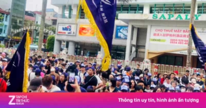 Dòng người xếp hàng dài ở cửa khẩu Lào Cai chờ sang Trung Quốc du lịch
