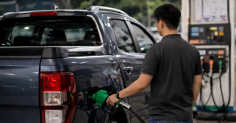 Đổ dầu bình tông gần 4 triệu đồng, chủ xe bán tải chạy đâu khóc ròng vì đâu vì