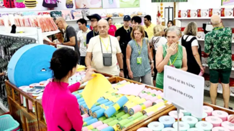 Du khách Anh bất ngờ với outlet Việt, kỳ vọng phát triển mô hình thúc đẩy chi tiêu du lịch