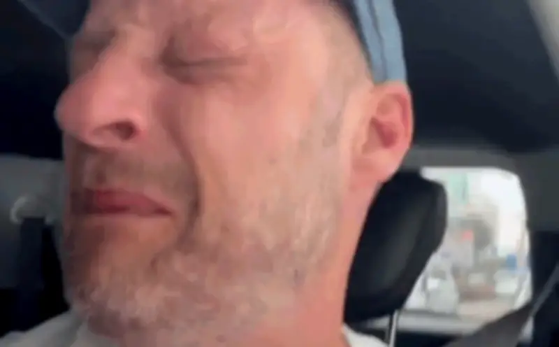 Du khách Đức bật khóc khi rời Việt Nam, hứa sẽ sớm quay lại