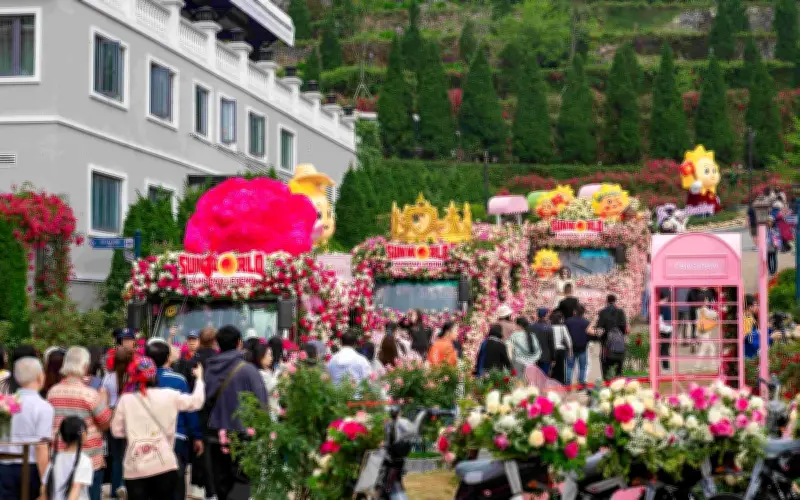 Du khách hào hứng check-in tại Lễ hội hoa hồng Sa Pa và nhiều điểm đến hấp dẫn dịp lễ