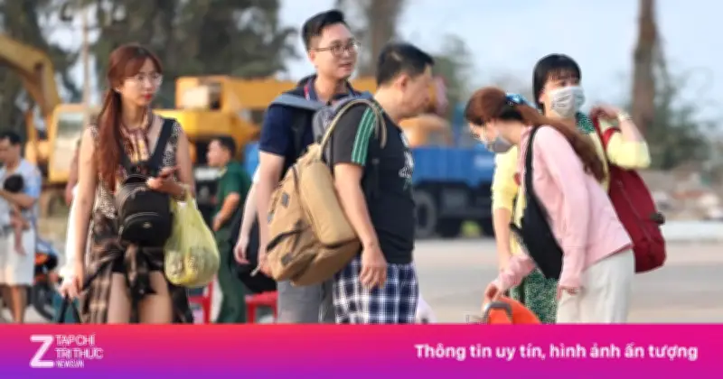 Du khách ùn ùn ra đảo Phú Quý dịp lễ Giỗ Tổ, cảng Phan Thiết quá tải