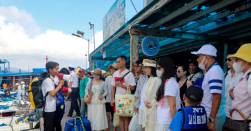 Du khách ùn ùn đổ về Vịnh Nha Trang, Hạ Long, Cửa Lò cũng đông nghẹt ngày đầu nghỉ lễ