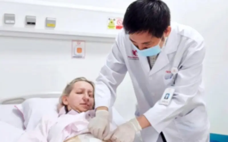 Du khách nước ngoài phát hiện ung thư đại tràng, thừa nhận sai lầm nhiều người Việt mắc