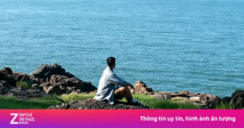 Du khách Serbia sốc trước cảnh chủ quán cà phê ném ghế xuống vực núi Sơn Trà để trốn kiểm tra