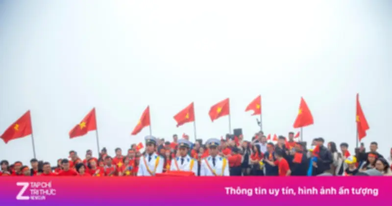 Du khách xúc động với khoảnh khắc thượng cờ trên đỉnh Fansipan dịp 30/4