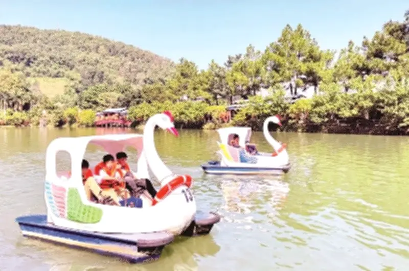 Du lịch Hà Nội dịp lễ: Tour xa kén khách, điểm gần hút người