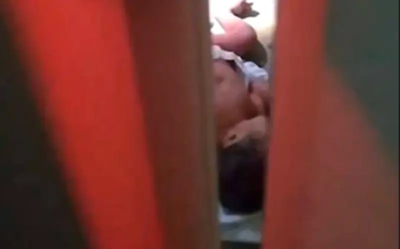 Em bé sơ sinh bị bỏ rơi trong nhà vệ sinh chùa ở Thái Lan, cảnh sát điều tra