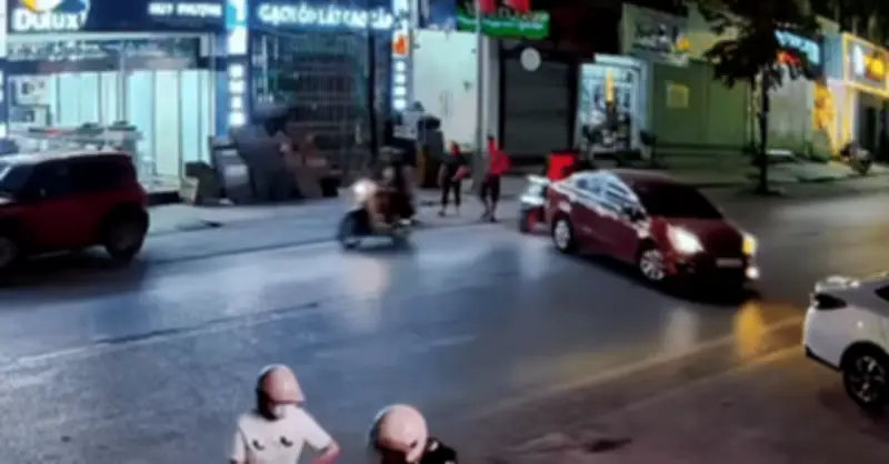 Đeo tay vòng tránh ô tô, nam thanh niên đi xe máy gây họa cho xe khác