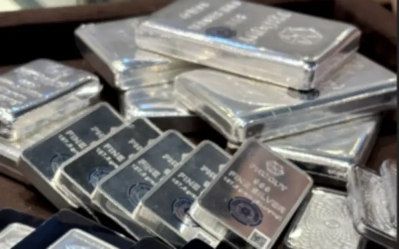 Giá bạc hôm nay 26/4: Biến động mạnh tại các thương hiệu lớn